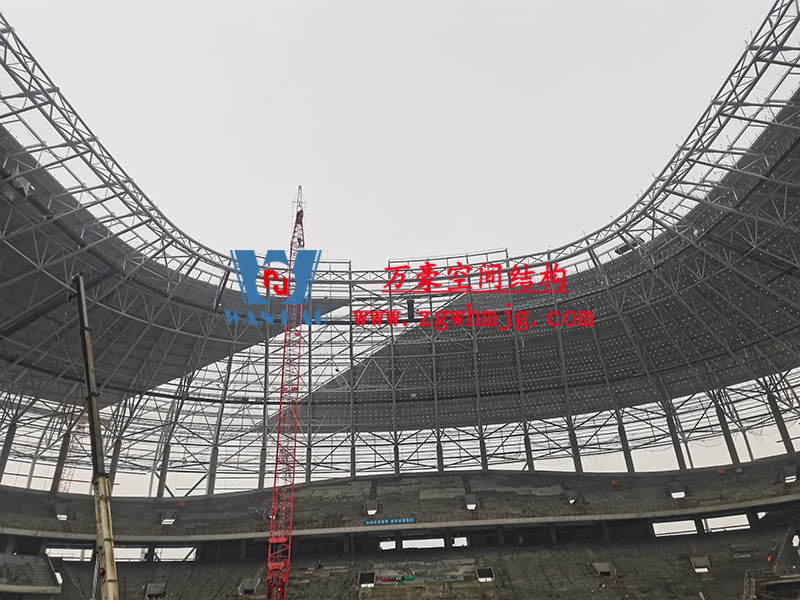 重慶龍興足球場(chǎng)ETFE屋面膜結(jié)構(gòu)工程屋面鋼結(jié)構(gòu)完成，膜結(jié)構(gòu)安裝中