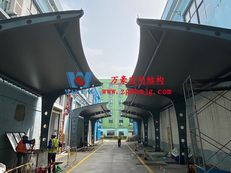 膜結(jié)構(gòu)車棚定做哪里好？膜結(jié)構(gòu)生產(chǎn)廠家哪家好？