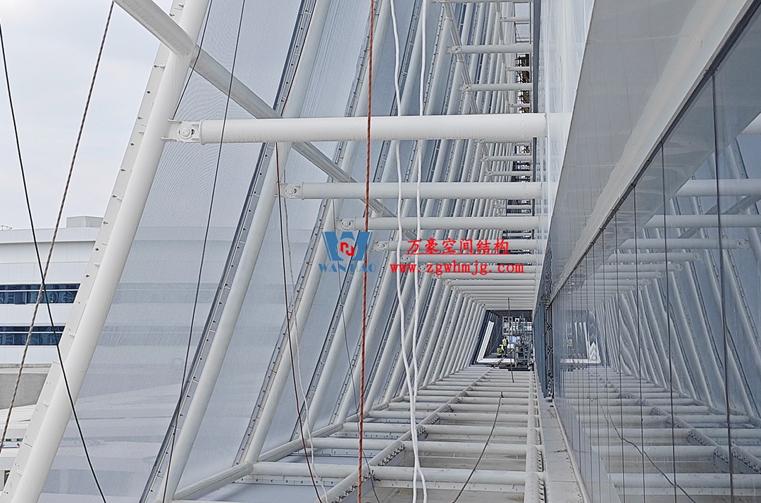 聚焦工程高質(zhì)量建設(shè)，這個(gè)網(wǎng)格織物幕墻正在施工安裝中