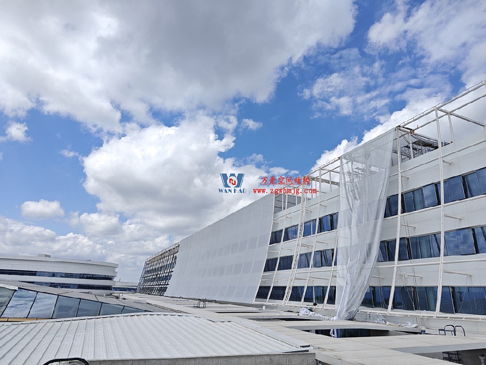 聚焦工程高質(zhì)量建設(shè)，這個(gè)網(wǎng)格織物幕墻正在施工安裝中