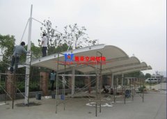 膜結構車棚布怎么施工安裝？膜結構車棚布安裝注意事項