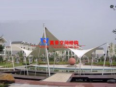 膜結(jié)構(gòu)遮陽(yáng)棚有哪些特點(diǎn)？哪些場(chǎng)所可以使用膜結(jié)構(gòu)遮陽(yáng)蓬？