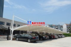 私家車膜結(jié)構(gòu)停車棚造價(jià)多少？轎車膜結(jié)構(gòu)車棚一平方價(jià)格最新報(bào)價(jià)