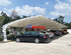 為何膜結(jié)構(gòu)車棚越來(lái)越受歡迎？小轎車車棚為什么都選用膜結(jié)構(gòu)車棚？