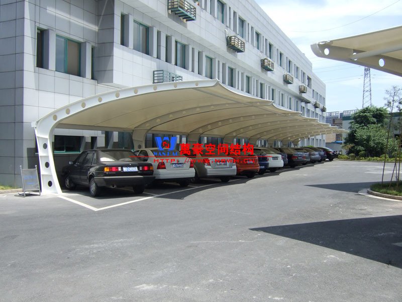 膜結(jié)構(gòu)車棚特點
